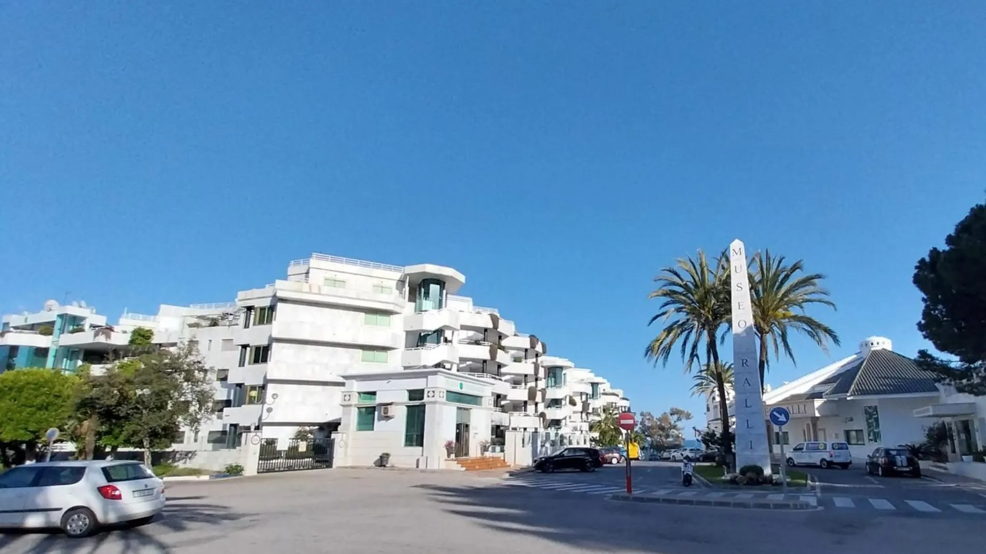 Esmeralda Beach Apartment Golden Mile Марбелья