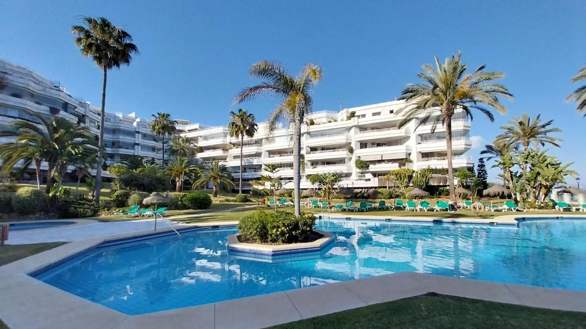 Esmeralda Beach Apartment Golden Mile Марбелья